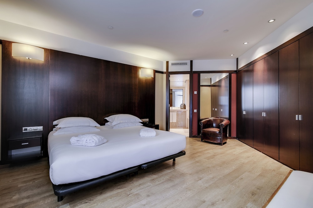 Hotel Barcelona Universal — Hotel rooms in Barcelona, Catalonia