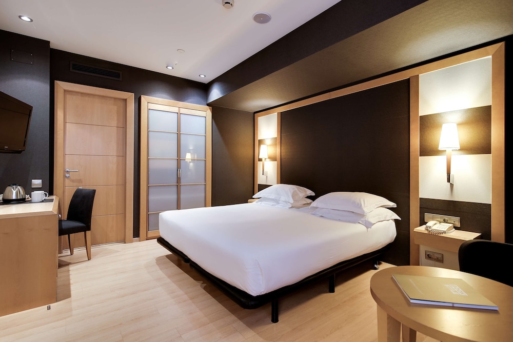 Hotel Barcelona Universal — Hotel rooms in Barcelona, Catalonia