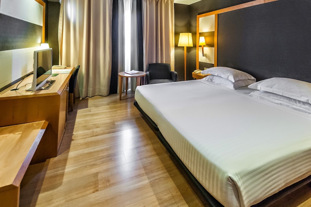 Hotel Barcelona Universal — Hotel rooms in Barcelona, Catalonia
