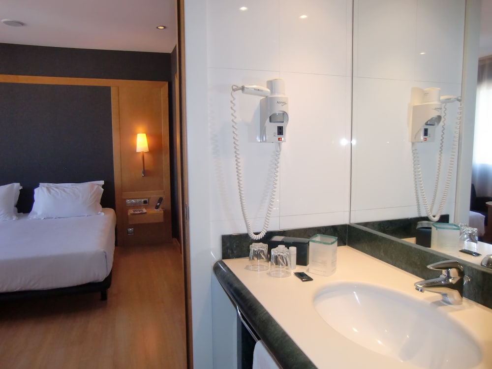 Hotel Barcelona Universal — Hotel rooms in Barcelona, Catalonia