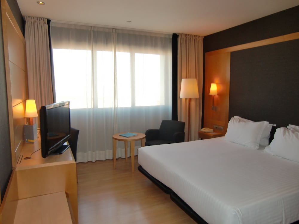 Hotel Barcelona Universal — Hotel rooms in Barcelona, Catalonia
