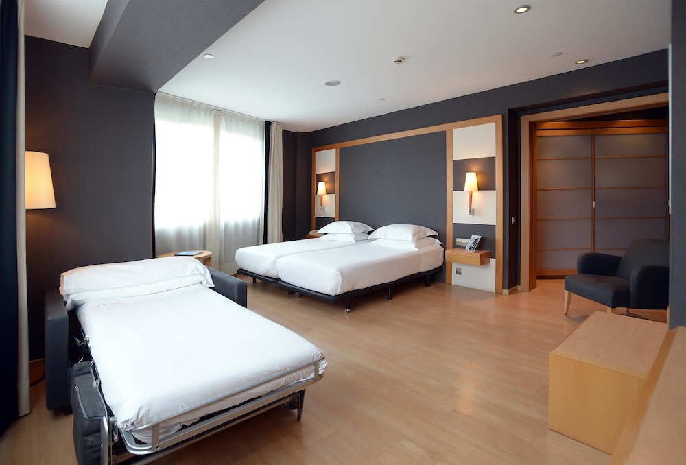 Hotel Barcelona Universal — Hotel rooms in Barcelona, Catalonia