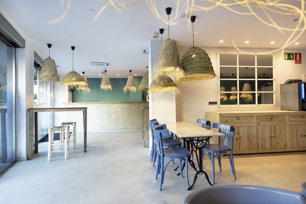 Yomo Hostal BCN Port — Restaurant & bars in Barcelona, Catalonia