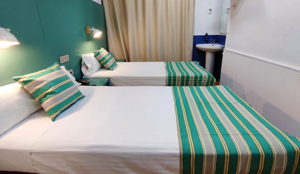 Yomo Hostal BCN Port — Hotel rooms in Barcelona, Catalonia