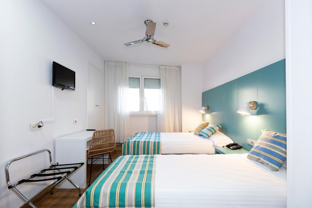 Yomo Hostal BCN Port — Hotel rooms in Barcelona, Catalonia