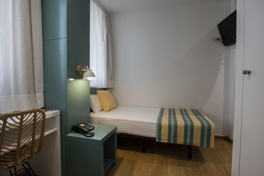 Yomo Hostal BCN Port — Hotel rooms in Barcelona, Catalonia