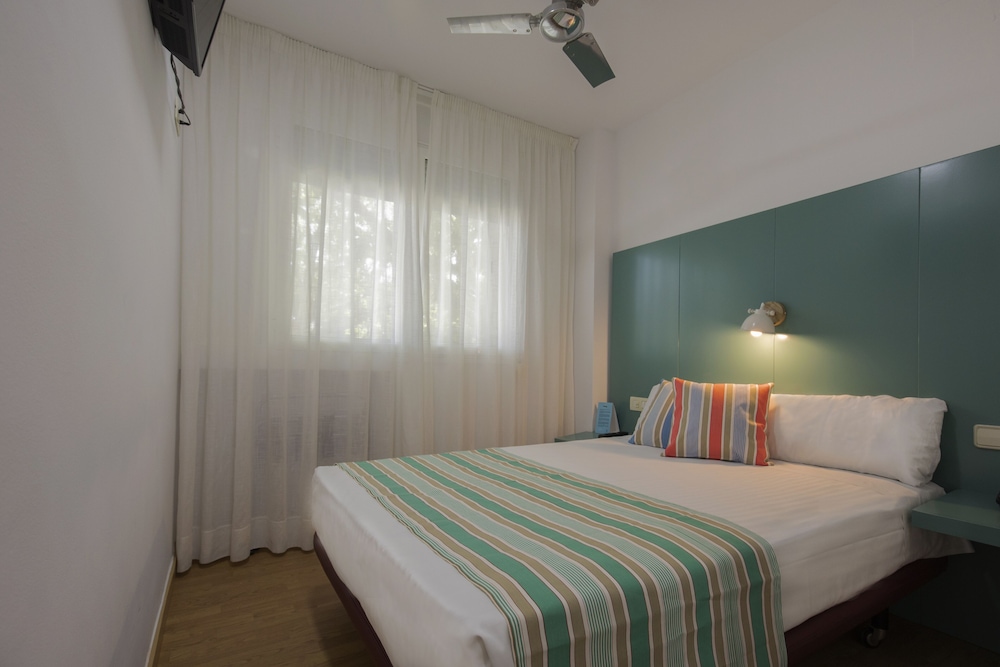 Yomo Hostal BCN Port — Hotel rooms in Barcelona, Catalonia