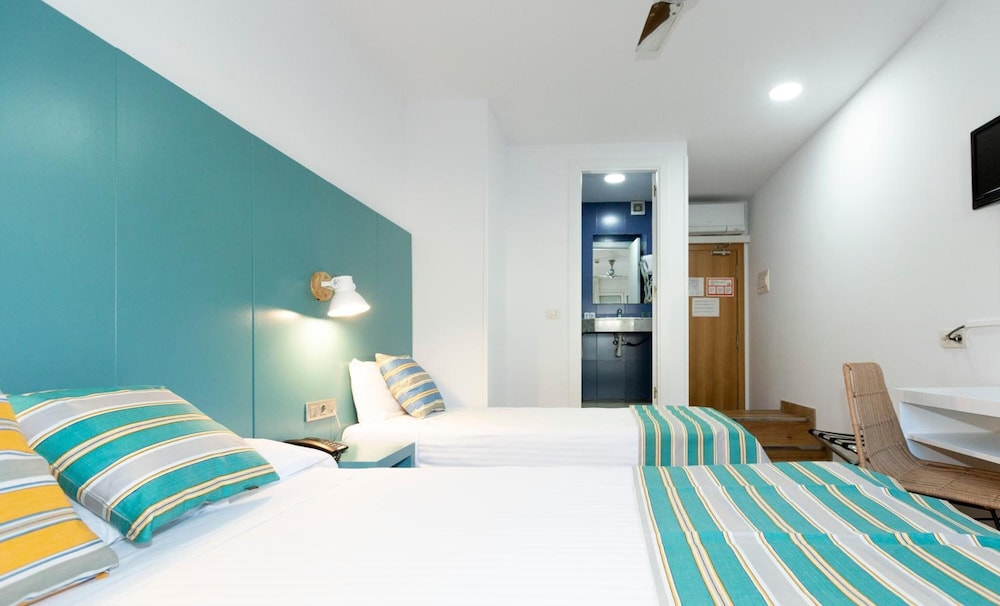 Yomo Hostal BCN Port — Hotel rooms in Barcelona, Catalonia