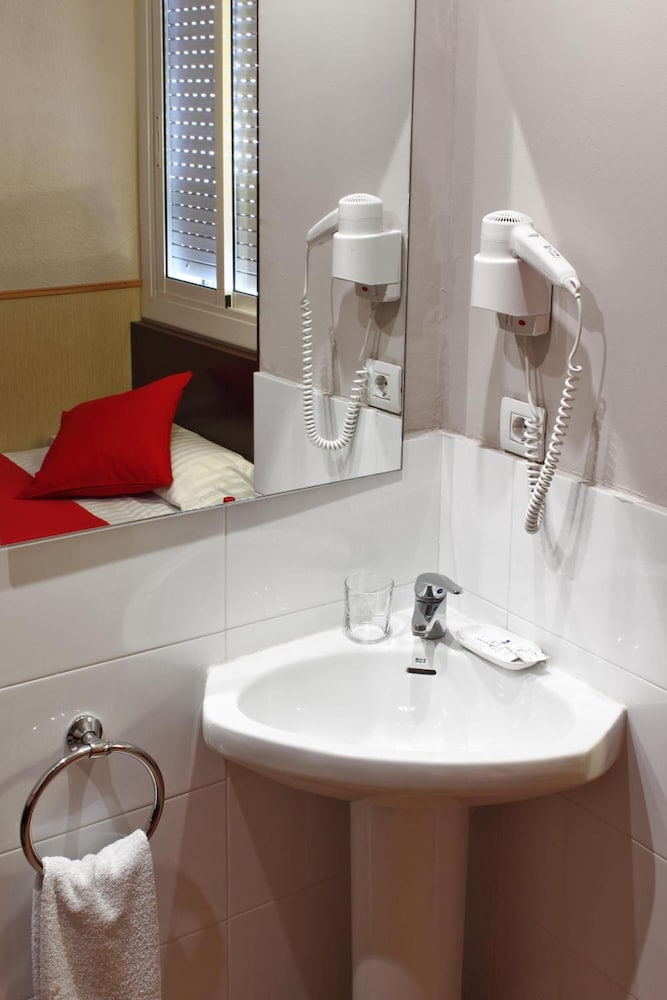 Yomo Hostal BCN Port — Hotel rooms in Barcelona, Catalonia