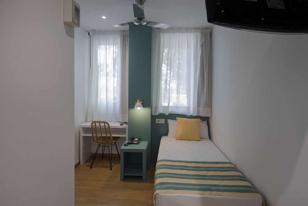 Yomo Hostal BCN Port — Hotel rooms in Barcelona, Catalonia