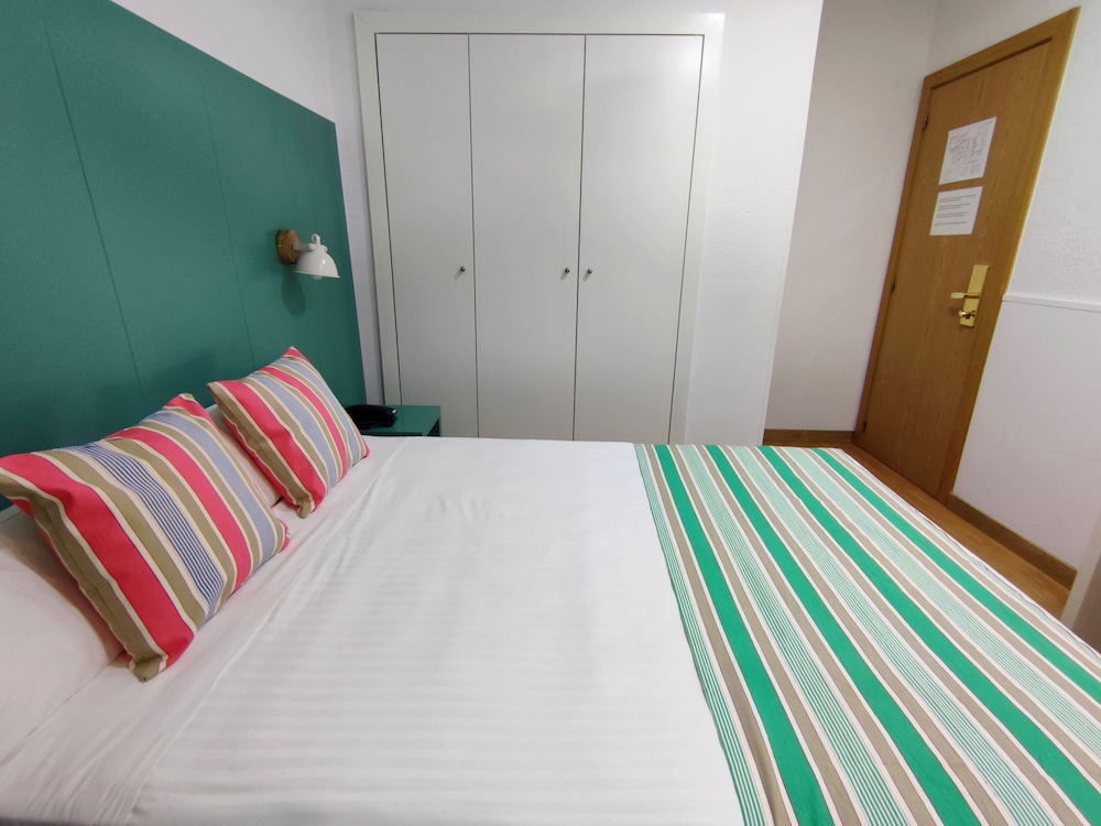 Yomo Hostal BCN Port — Hotel rooms in Barcelona, Catalonia