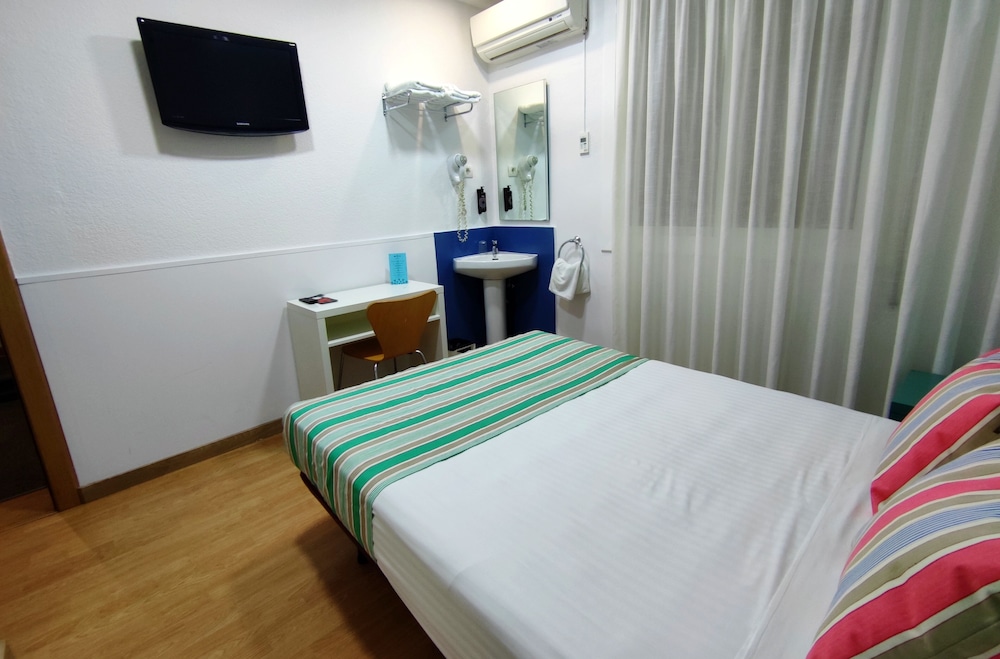 Yomo Hostal BCN Port — Hotel rooms in Barcelona, Catalonia
