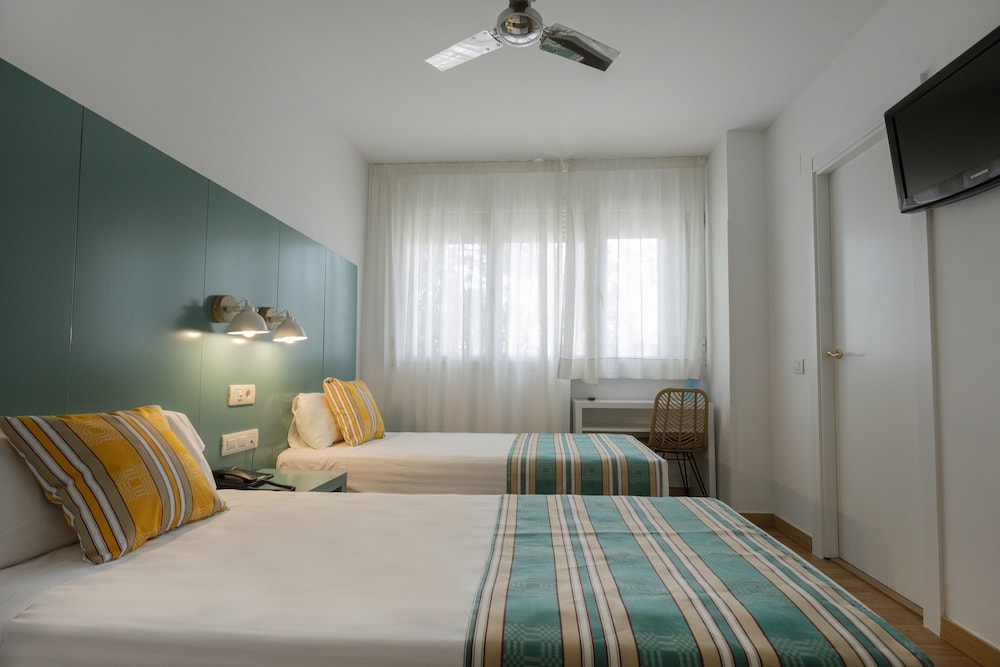 Yomo Hostal BCN Port — Hotel rooms in Barcelona, Catalonia