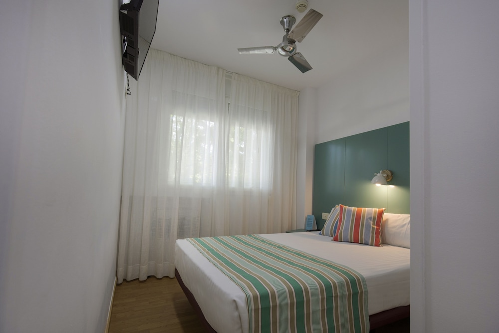Yomo Hostal BCN Port — Hotel rooms in Barcelona, Catalonia