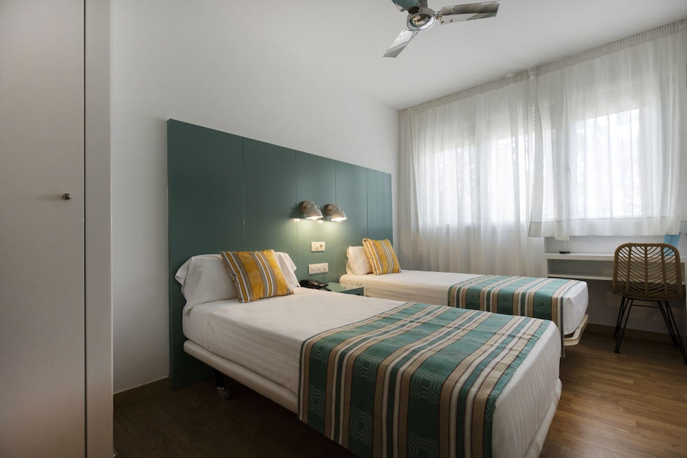 Yomo Hostal BCN Port — Hotel rooms in Barcelona, Catalonia