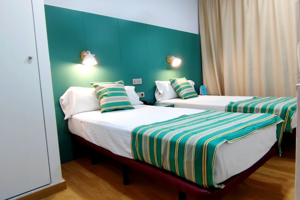 Yomo Hostal BCN Port — Hotel rooms in Barcelona, Catalonia