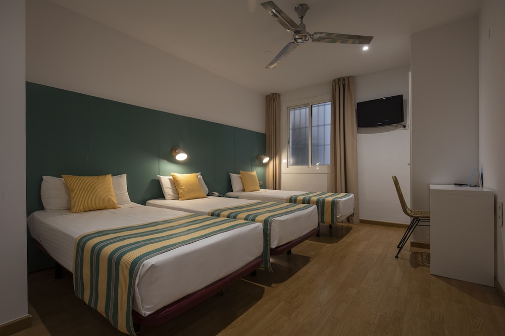 Yomo Hostal BCN Port — Hotel rooms in Barcelona, Catalonia