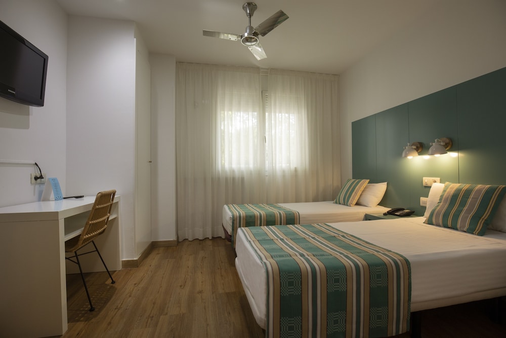 Yomo Hostal BCN Port — Hotel rooms in Barcelona, Catalonia