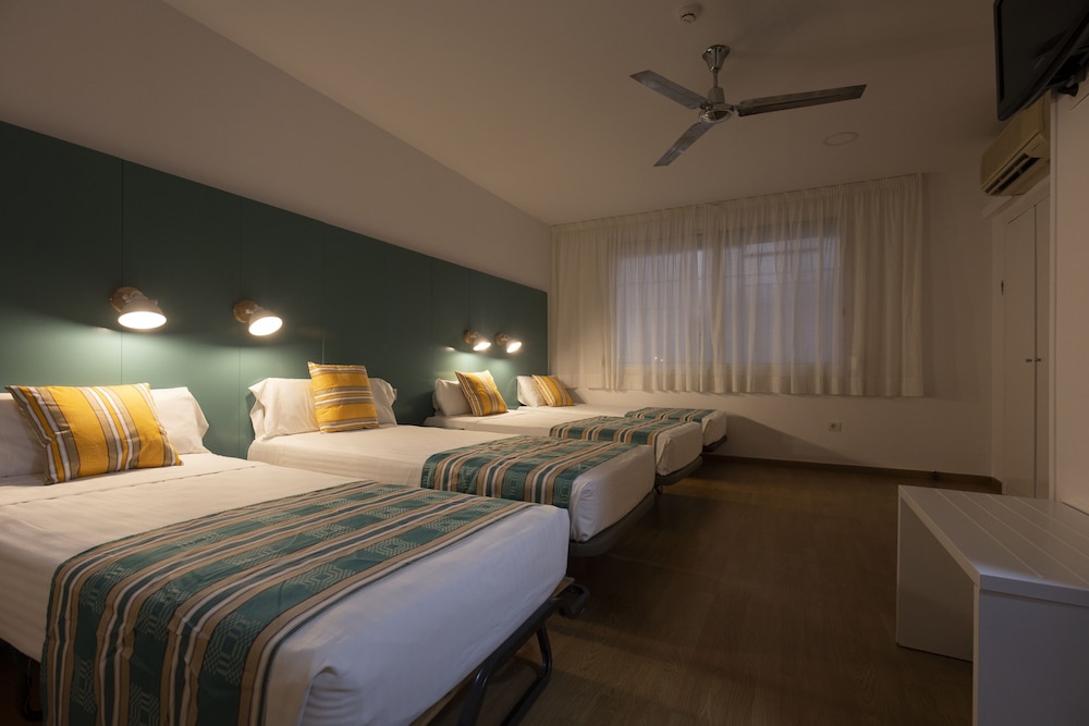Yomo Hostal BCN Port — Hotel rooms in Barcelona, Catalonia