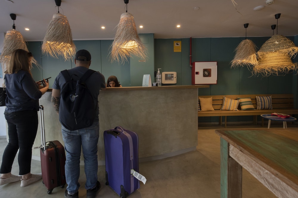 Yomo Hostal BCN Port — Hotel building in Barcelona, Catalonia
