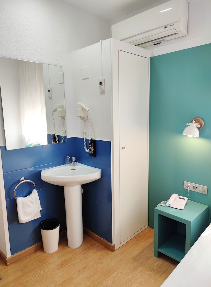 Yomo Hostal BCN Port — Hotel rooms in Barcelona, Catalonia