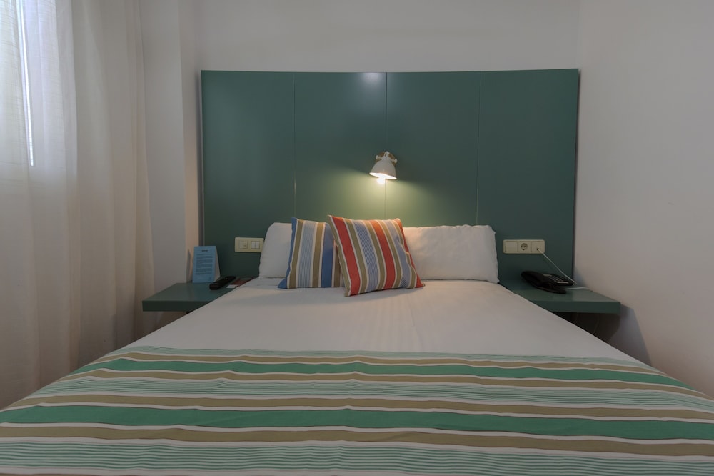 Yomo Hostal BCN Port — Hotel rooms in Barcelona, Catalonia
