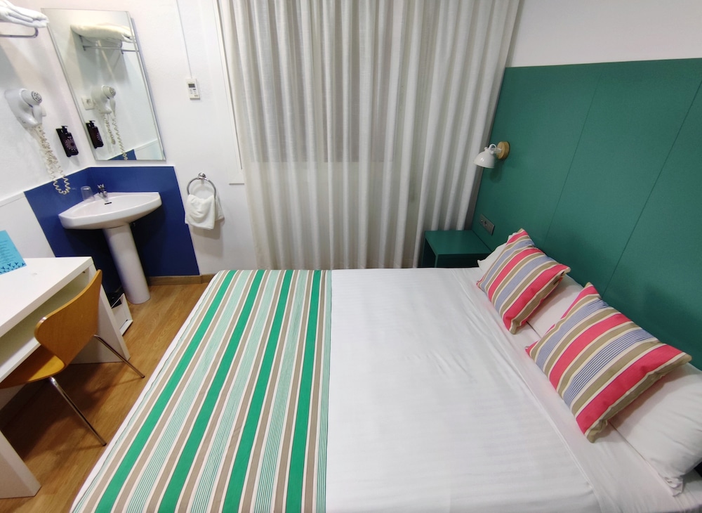 Yomo Hostal BCN Port — Hotel rooms in Barcelona, Catalonia