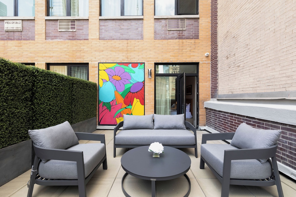 Broadway Plaza Hotel — Hotel building in New York City, New York State