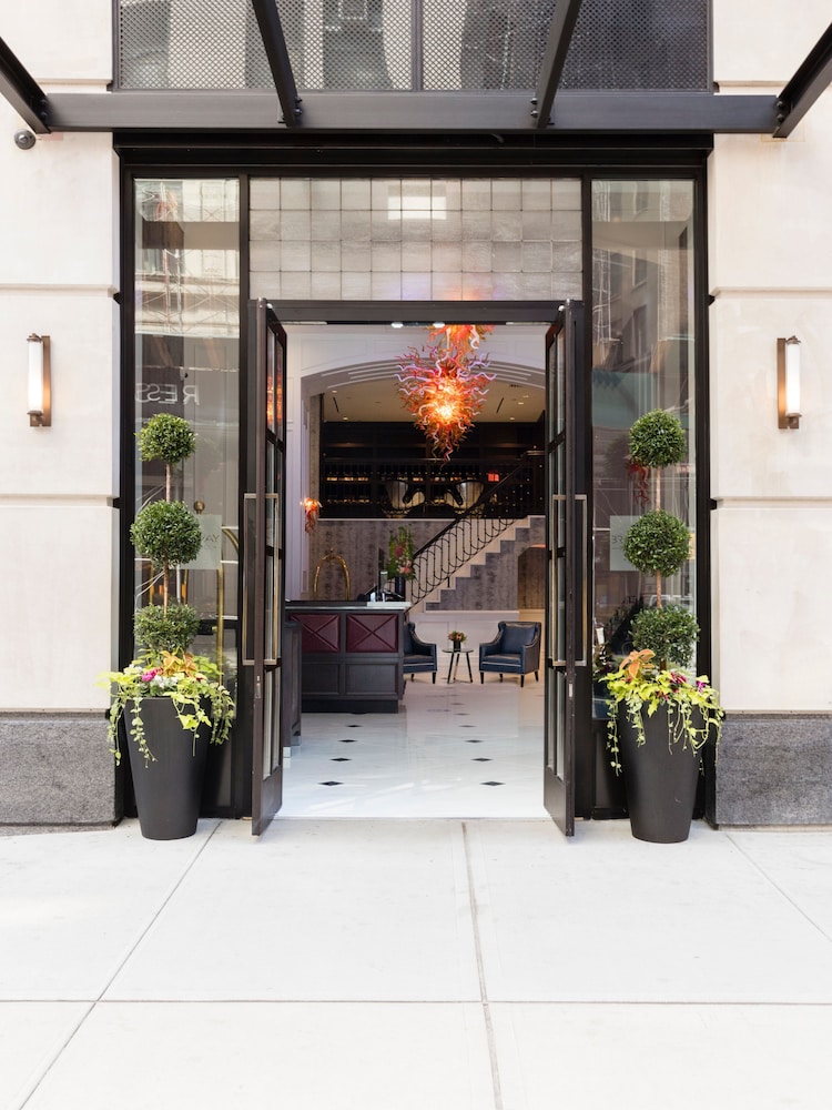 Broadway Plaza Hotel — Hotel building in New York City, New York State