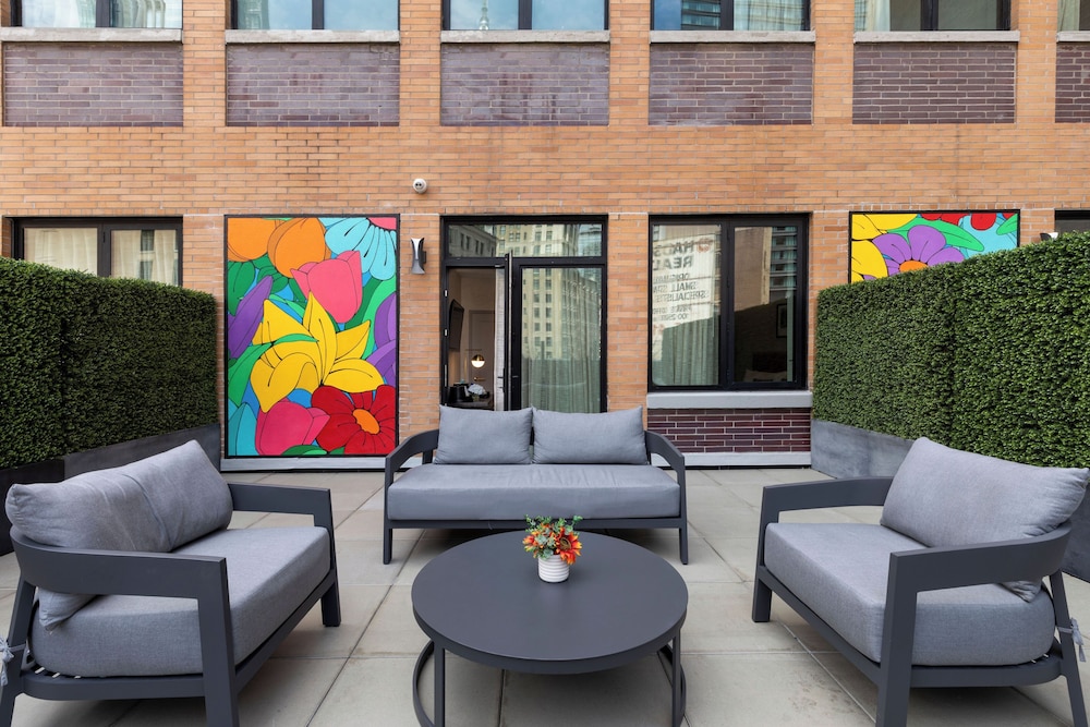 Broadway Plaza Hotel — Hotel building in New York City, New York State