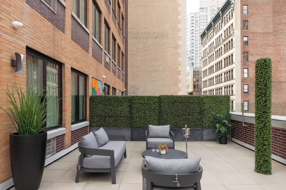 Broadway Plaza Hotel — Hotel building in New York City, New York State