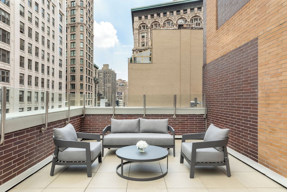 Broadway Plaza Hotel — Hotel building in New York City, New York State