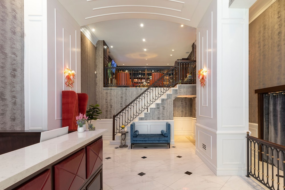 Broadway Plaza Hotel — Hotel building in New York City, New York State
