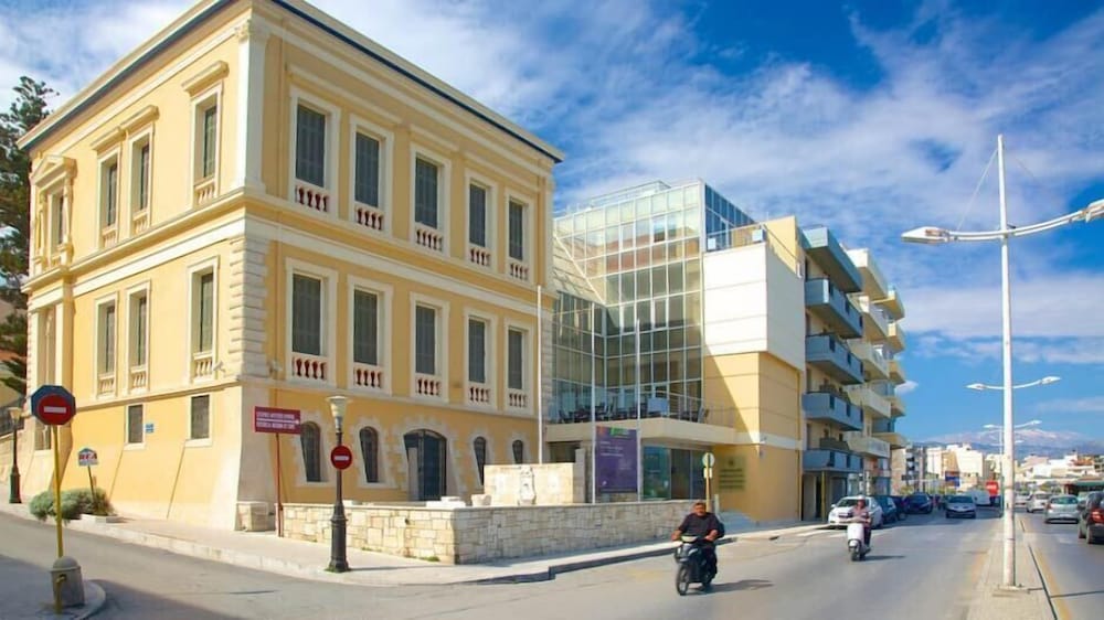 Veneziano Hotel — Hotel building in Heraklion
