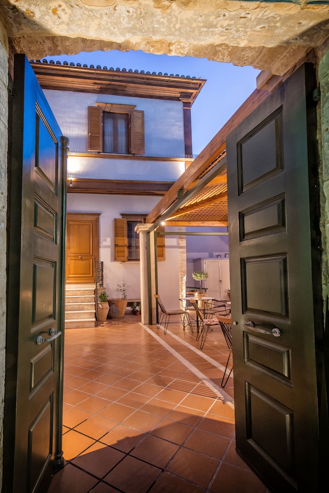 Veneziano Hotel — Hotel building in Heraklion