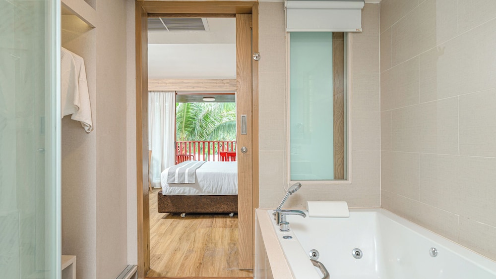Phuket Graceland Resort And Spa — Hotel rooms in Patong Beach, Phuket Province