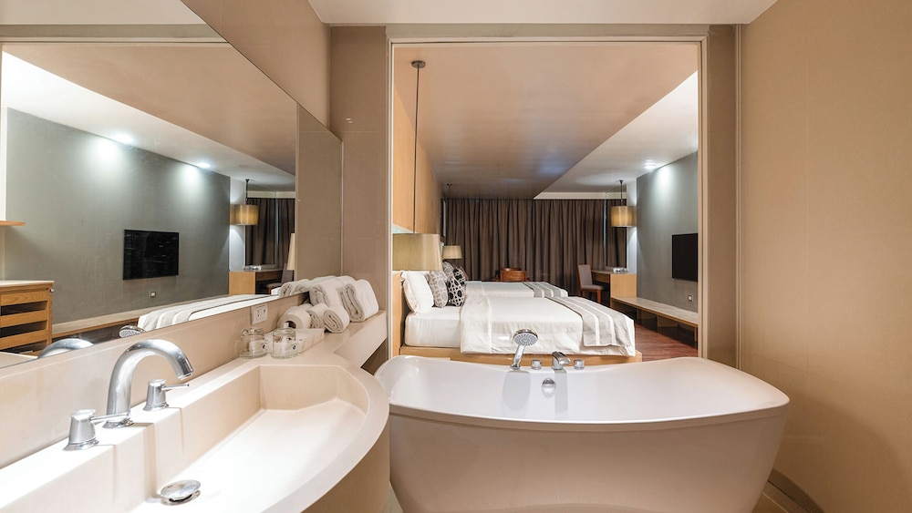 Phuket Graceland Resort And Spa — Hotel rooms in Patong Beach, Phuket Province