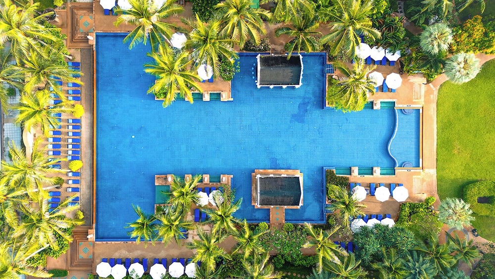 Phuket Graceland Resort And Spa — Swimming pool in Patong Beach, Phuket Province