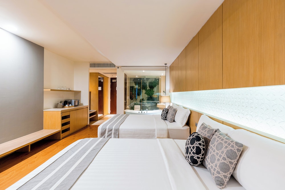 Phuket Graceland Resort And Spa — Hotel rooms in Patong Beach, Phuket Province