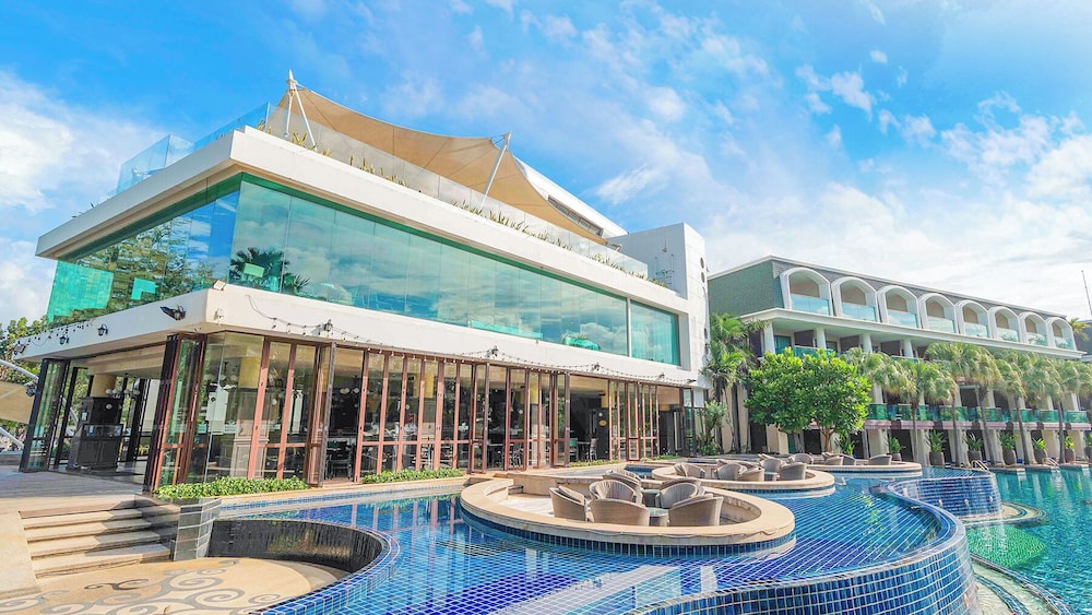 Phuket Graceland Resort And Spa — Hotel building in Patong Beach, Phuket Province