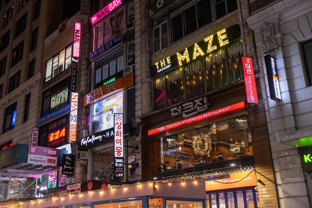 Martinique New York on Broadway, Curio Collection by Hilton — Attractions in the area in New York City, New York State