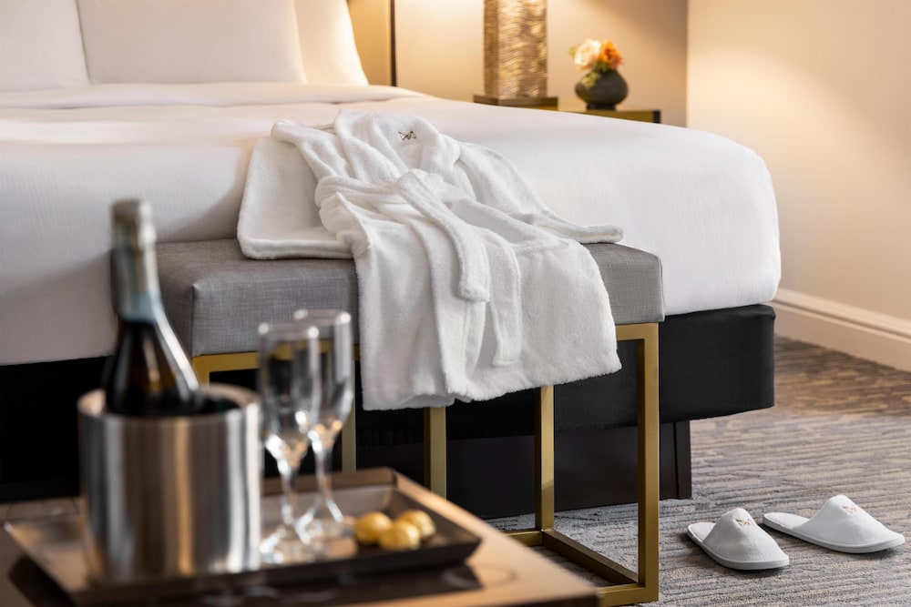 Martinique New York on Broadway, Curio Collection by Hilton — Hotel rooms in New York City, New York State