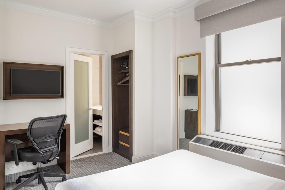 Martinique New York on Broadway, Curio Collection by Hilton — Hotel rooms in New York City, New York State