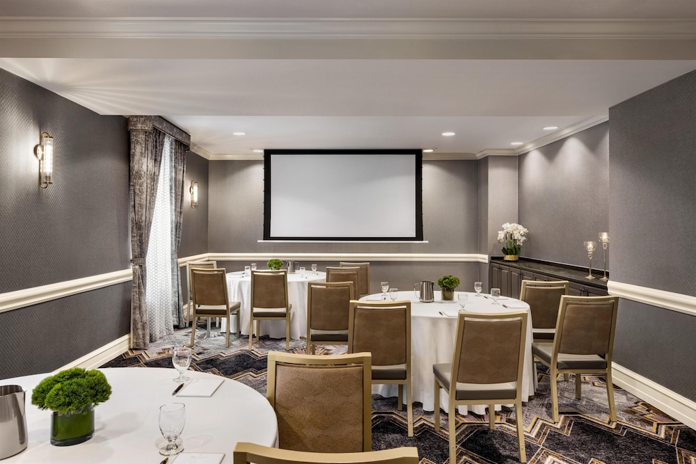 Martinique New York on Broadway, Curio Collection by Hilton — Hotel building in New York City, New York State