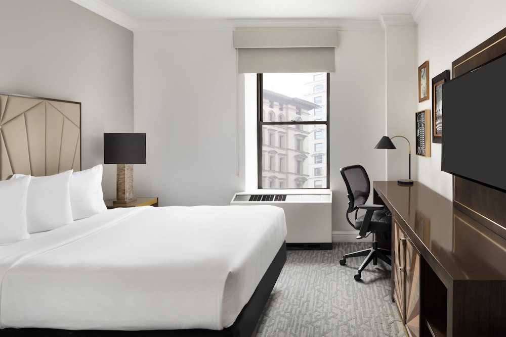 Martinique New York on Broadway, Curio Collection by Hilton — Hotel rooms in New York City, New York State