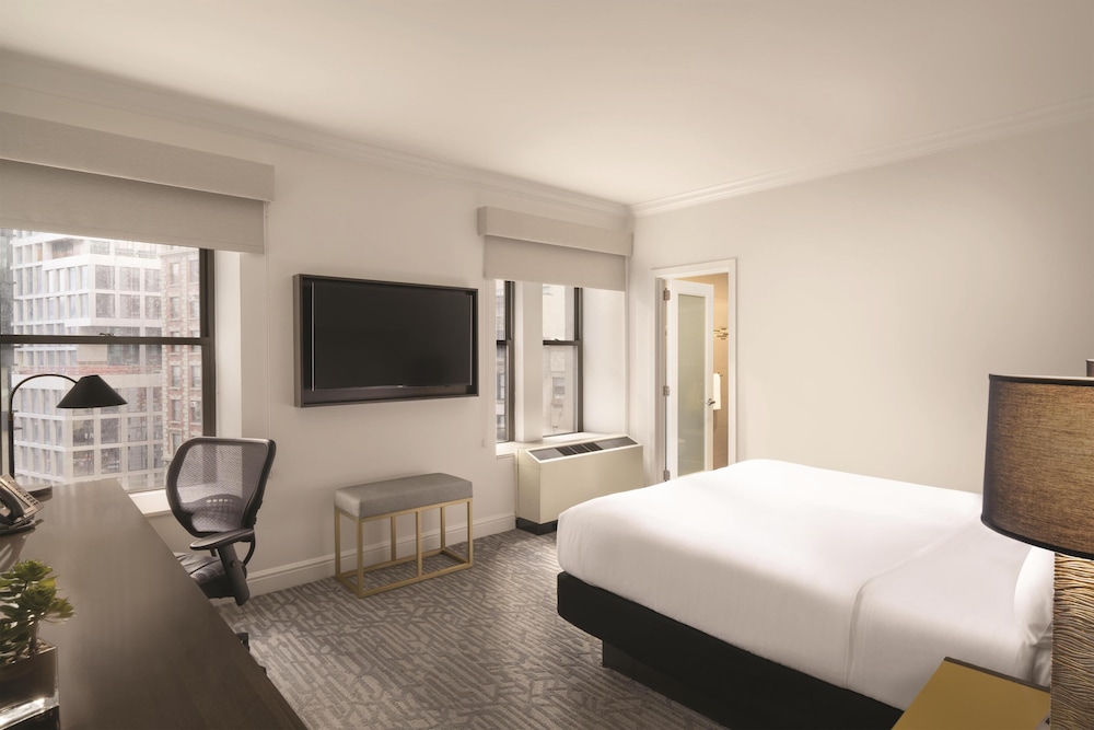 Martinique New York on Broadway, Curio Collection by Hilton — Hotel rooms in New York City, New York State