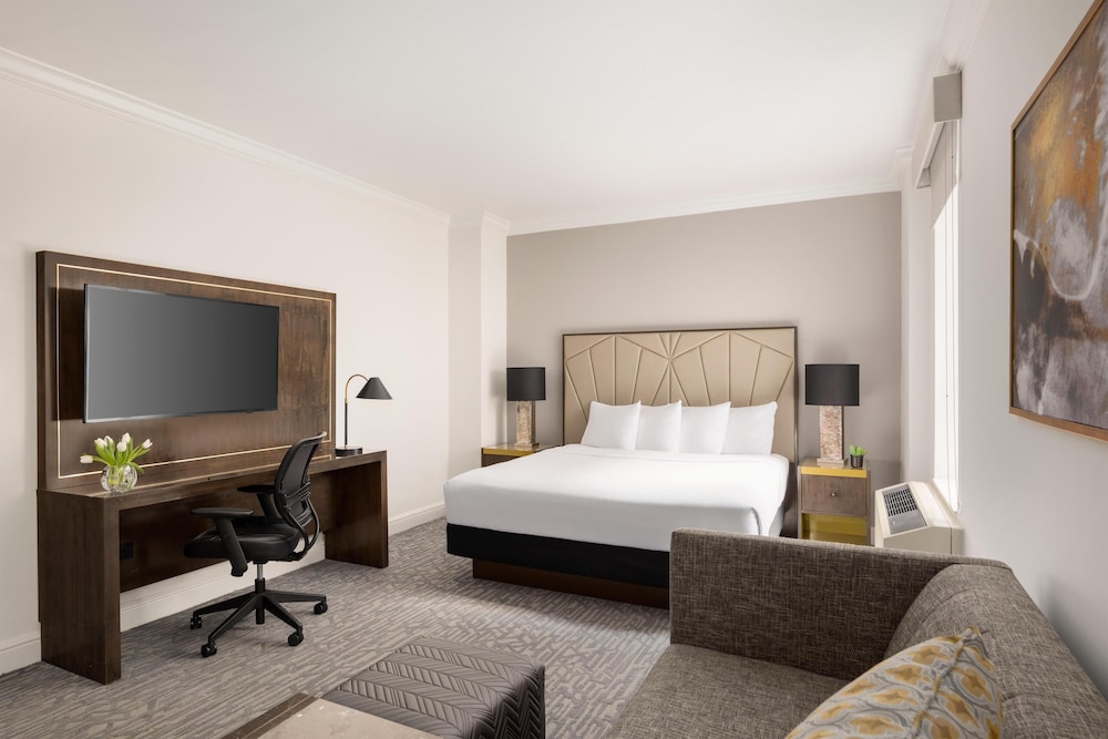 Martinique New York on Broadway, Curio Collection by Hilton — Hotel rooms in New York City, New York State