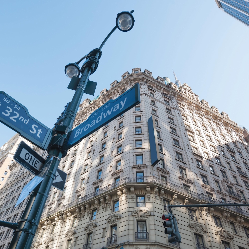 Martinique New York on Broadway, Curio Collection by Hilton — Hotel building in New York City, New York State