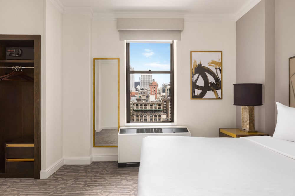 Martinique New York on Broadway, Curio Collection by Hilton — Hotel rooms in New York City, New York State