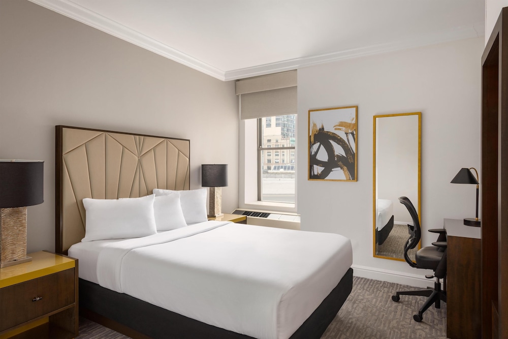 Martinique New York on Broadway, Curio Collection by Hilton — Hotel rooms in New York City, New York State